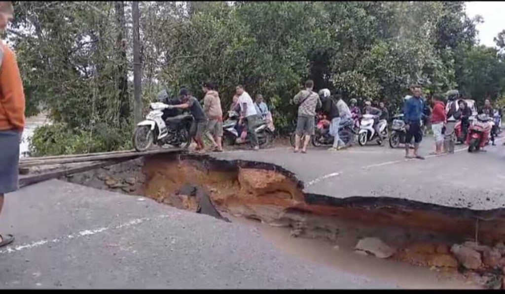 Tergerus Air Hujan, Jalan Penghubung Antardesa Di Parit Tiga Babel Putus