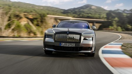 The 2025 Rolls-Royce Black Badge Spectre adalah gulungan paling sporty yang pernah ada