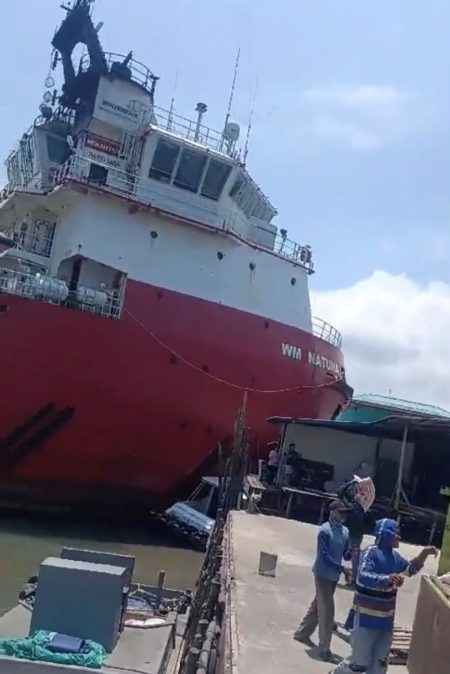 Tidak Terkendali, Kapal Tanker Tabrak Pelabuhan Dan Permukiman