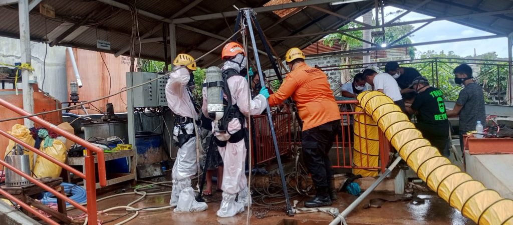 Tim Sar Gabungan Evakuasi 3 Pegawai Adira Semesta Yang Terjebak Di Sumur Limbah