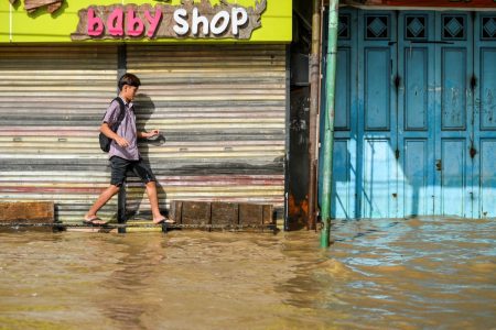 Tinjau Banjir Lebak Bulus, Rano Karno Pastikan Warak Dapat Bantuan