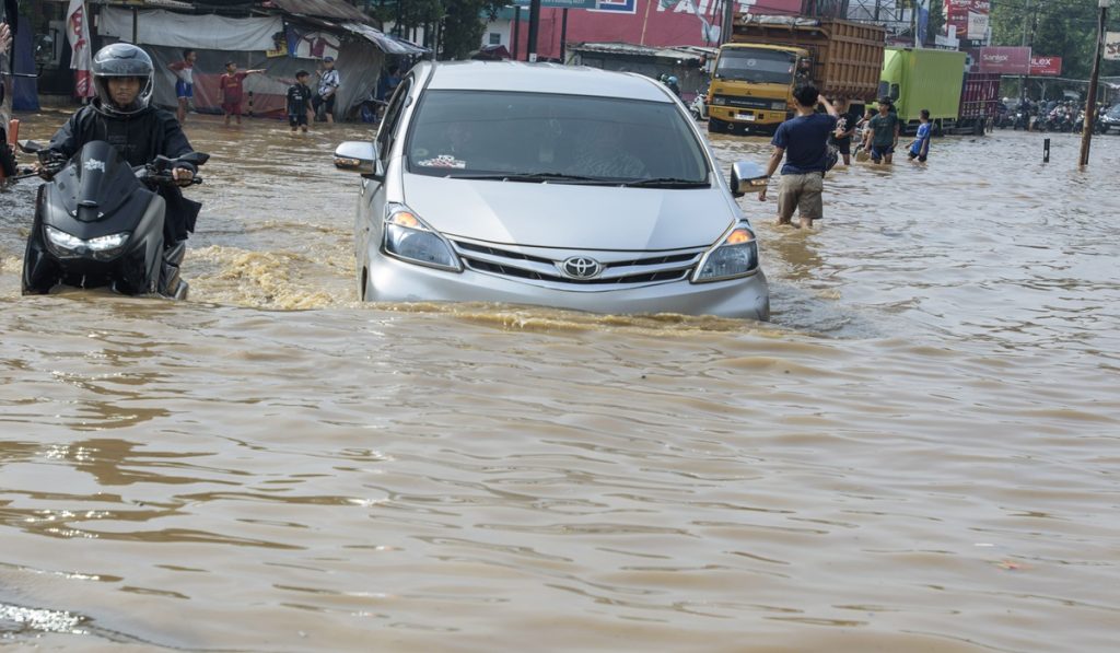 Tips Aman Bagi Mobil Listrik Saat Melintasi Banjir