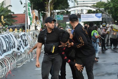 Tolak Uu Tni, Mahasiswa Surabaya Bentrok Delan Polisi