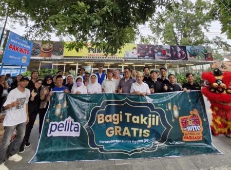 Umat ​​Lintas Agama Semarang Berbagi Takjil Buka Puasa Ramadhan