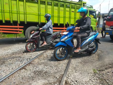 WARGA PERBAIKI JALAN RUSAK DI Perlintasan Kereta API Tasikmalaya