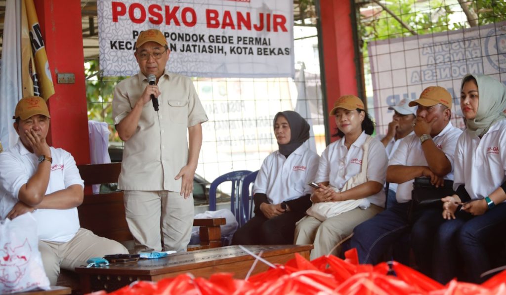 WARGA Terdampak Banjir Bekasi Terima Bantuan Sembako Hingan Pakaan