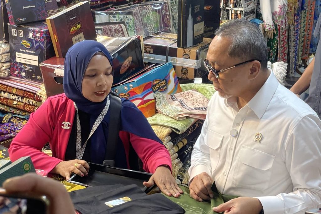 Zulhas borong 2.000 sarung unkutikan ke Korban Banjir Jakarta